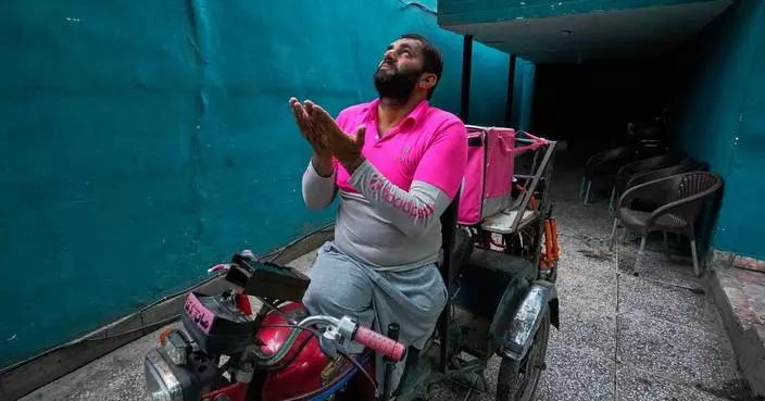 An accident took his legs. He adapted his motorcycle and rides on in Pakistan, in photos