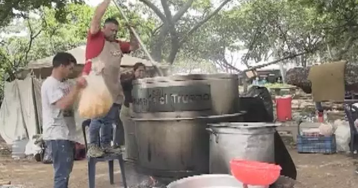 Venezuelan volunteers offer free food for displaced people after deadly quakes