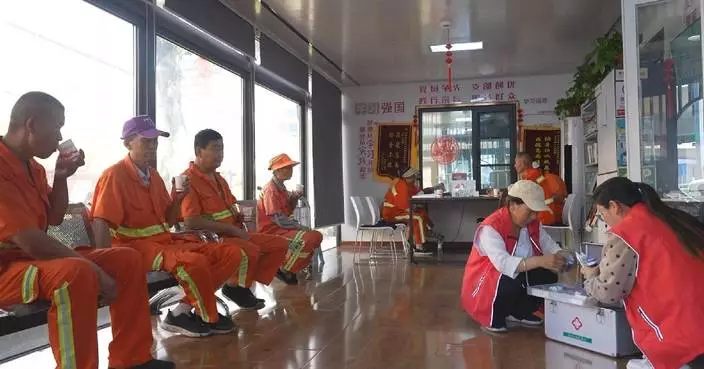 Central China's Zhengzhou takes steps to ensure outdoor workers' safety as temperatures soar