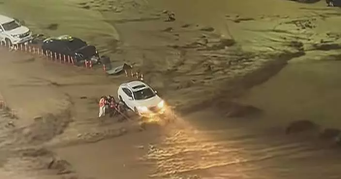 Firefighters, residents rescue stranded driver from floods in north China's Hebei