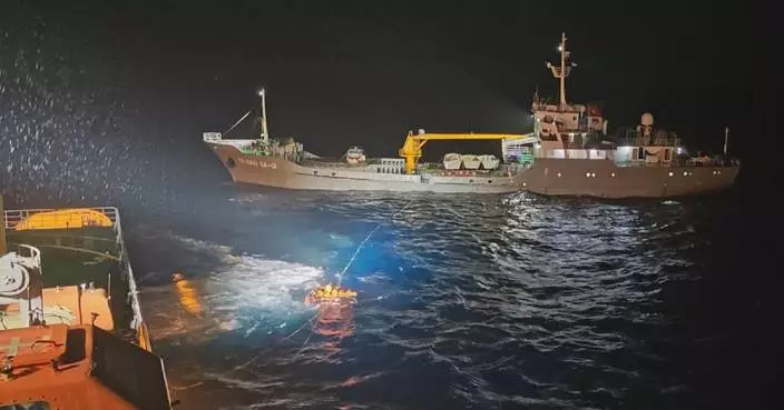 China hands over Vietnamese nationals rescued from shipwreck to Vietnam