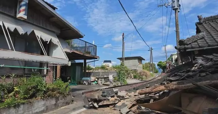 Strong quake collapses houses, disrupts traffic in parts of Kumamoto