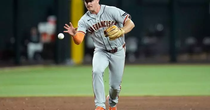 Giants 3B Matt Chapman leaves game with abdominal strain, set for MRI on Wednesday