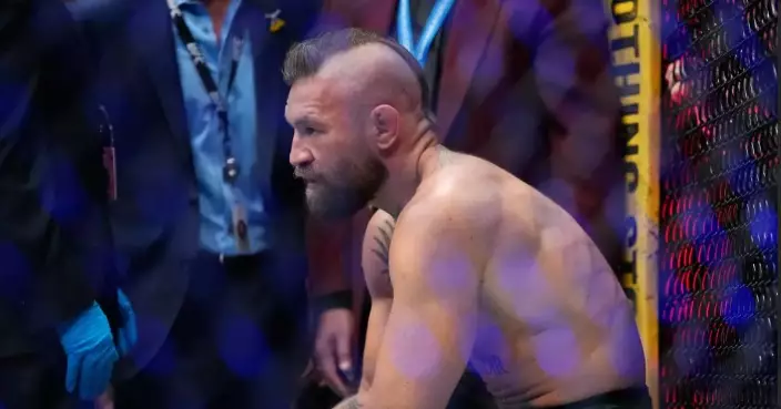 McGregor's manager says fighter had no knee injury prior to short bout with Max Holloway