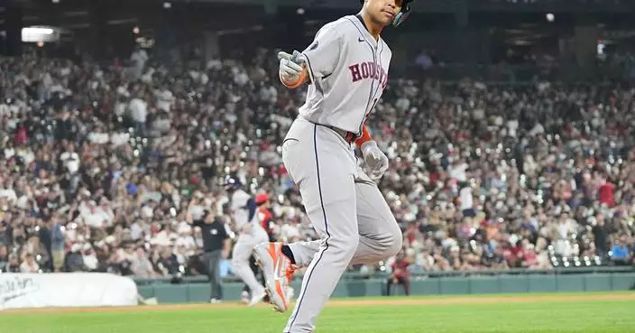 Walker, Smith spark the Astros' 8-run 6th inning in an 9-5 win over the White Sox