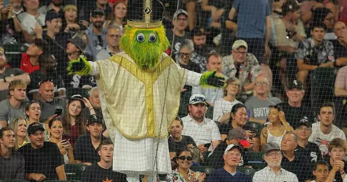 Reds rally late, beat the White Sox 5-4 in the 10th to spoil pope hat giveaway night