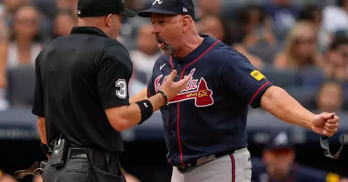 Braves manager Walt Weiss tossed for arguing after Chris Sale called for balk vs. Yankees