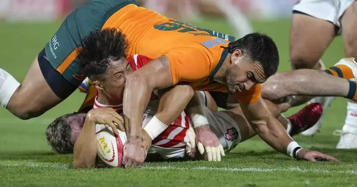 Australia survives red card and Japan rally for a 35-32 win in Les Kiss debut