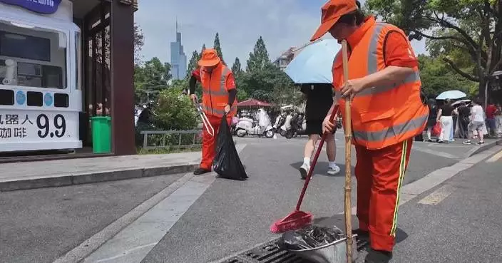 Fan vests offer summer relief to Nanjing's outdoor sanitation workers