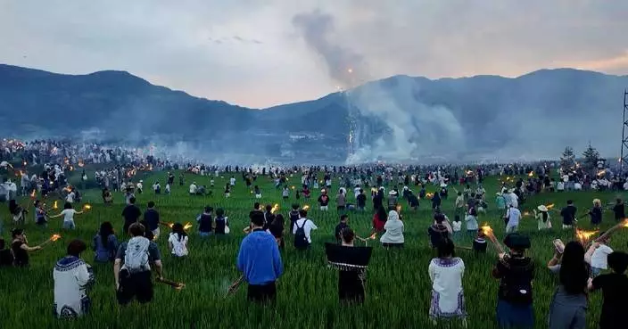 Torch festival in southwest China thrills local Yi ethnic group, tourists