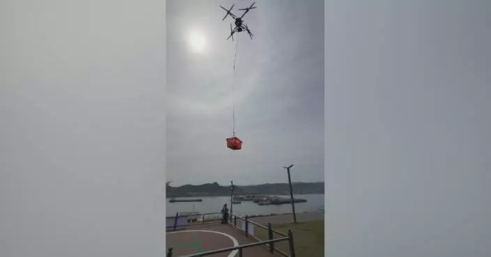 Drone delivers supplies to ships on Yangtze River