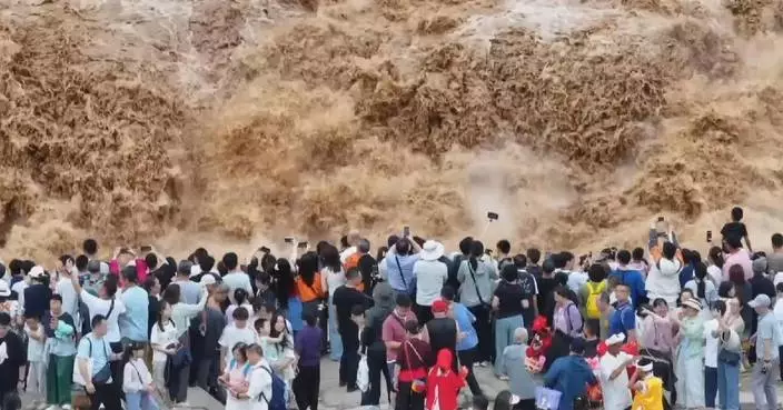Hukou Waterfall's golden torrent draws summer surge of tourists