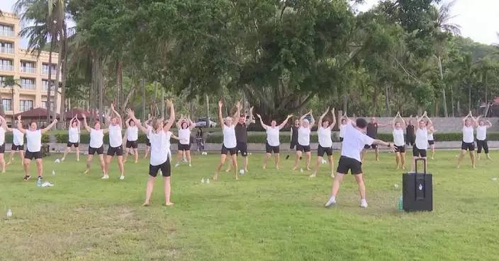 Overseas tourists experience ancient Chinese exercise, traditional Chinese medicine