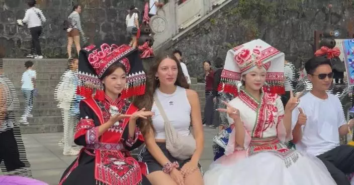 Intangible cultural heritage folk activities draw foreign tourists to Zhangjiajie