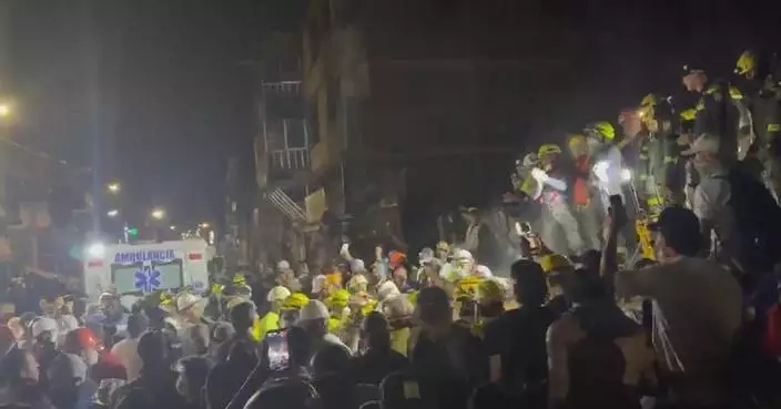Rescuers pull child from rubble in Pereira as cheers erupt