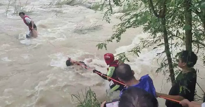 Firefighters rescue 10 stranded people from flash floods in south China