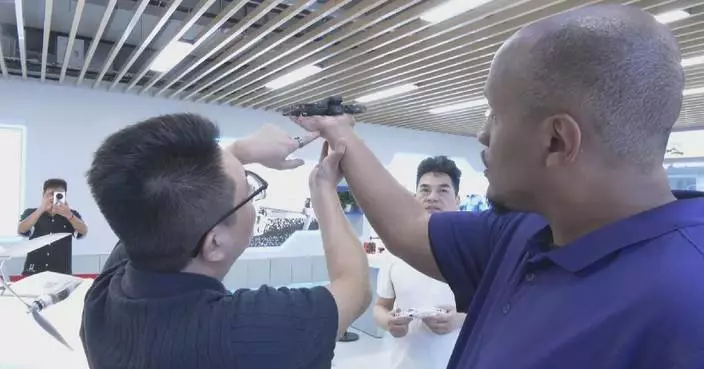 US students amazed by craftsmanship, low prices of products in Yiwu