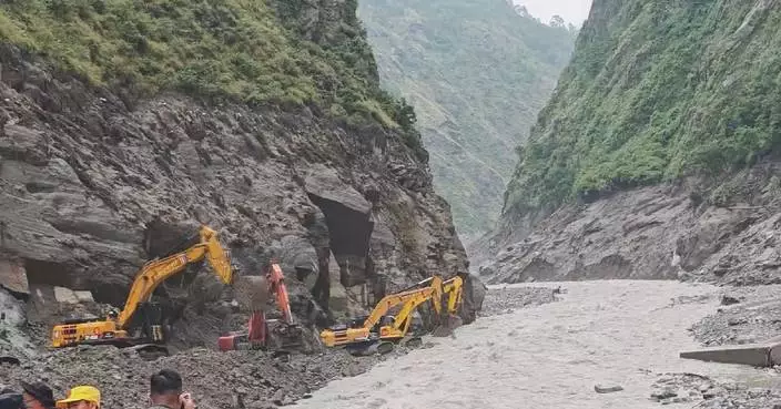 Large machinery joins in clearing road to Xizang's Gyirong Port
