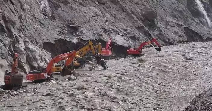 Chinese rescuers battle hazards to clear Gyirong highway in Xizang