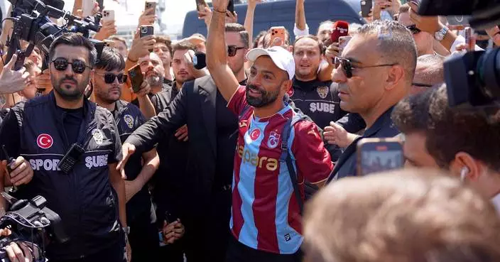 Liverpool icon Mohamed Salah arrives in Istanbul ahead of Trabzonspor move