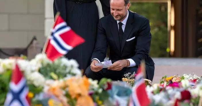 Norway's King Haakon pledges an oath of allegiance to the constitution as his father lies in state