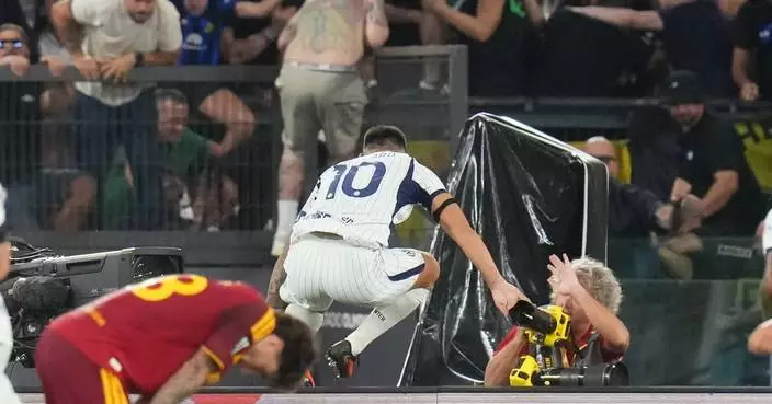 Inter salvages a 2-2 draw at Roma while Arsenal has a first loss and Dortmund goes top