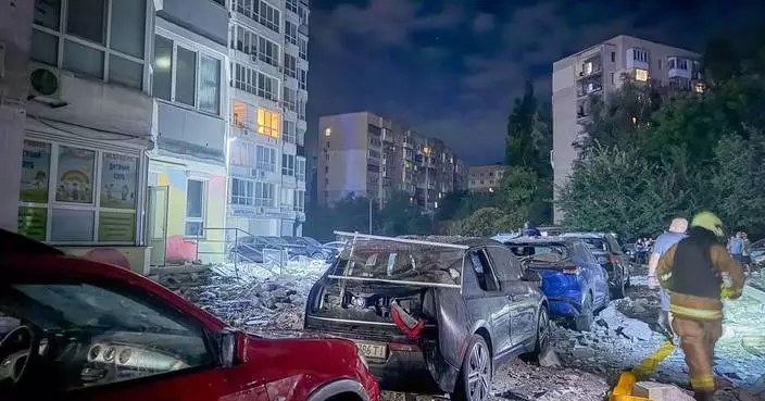 Russian attacks wound 8 Ukrainian civilians as Moscow and Kyiv threaten to raise the stakes