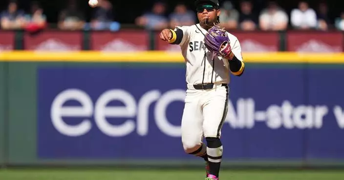 Mariners second baseman Michael Arroyo goes 0 for 3 in his MLB debut in win over A's