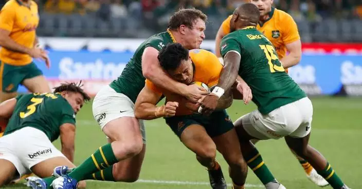 11-man Australia hangs on to upset South Africa 42-38 in extraordinary rugby test