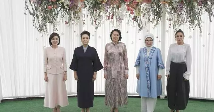 Peng Liyuan attends event for spouses of leaders during SCO summit