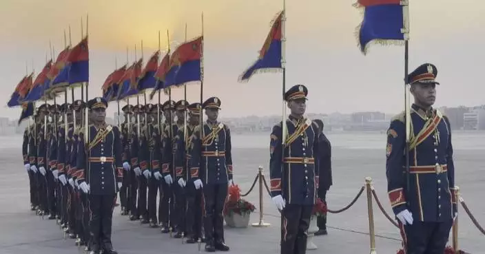 Xi warmly greeted at Cairo International Airport