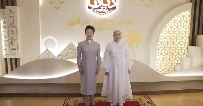 Peng Liyuan chats over tea, visits exhibition with wife of Egyptian president