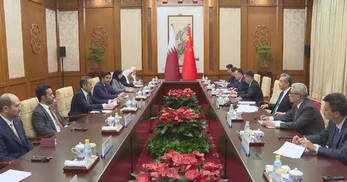 China's top diplomat holds talks with Qatari PM