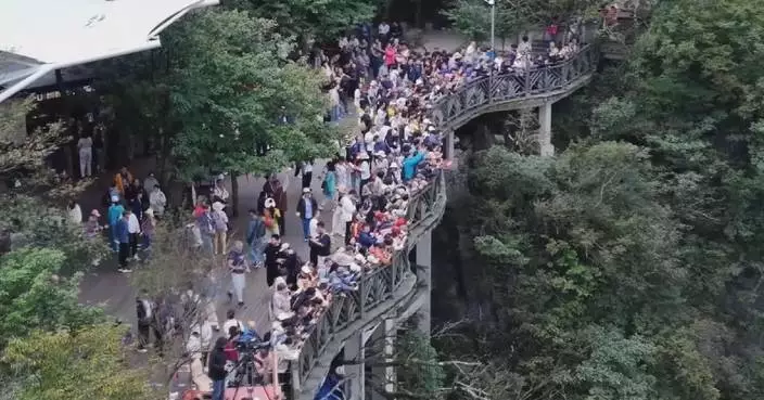 Wingsuit flying championship boosts autumn tourism at Tianmen Mountain