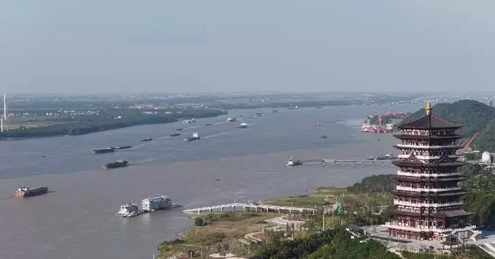 Unusual sight where Yangtze River meets Poyang Lake as waterways reverse colors