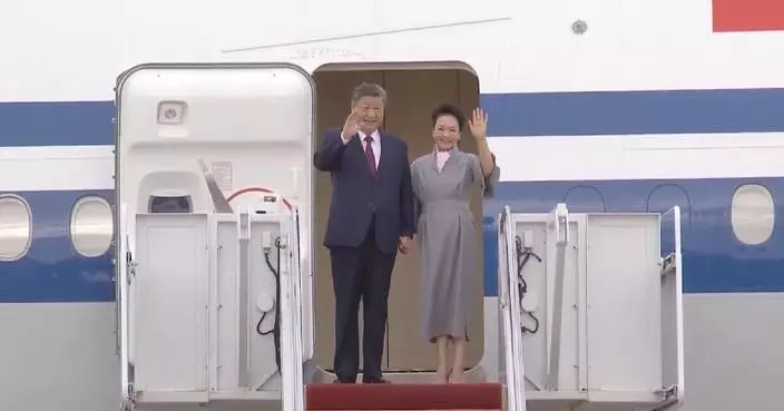 Xi disembarks plane to begin US state visit