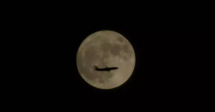 More travelers choose moon-viewing flights for China's Mid-Autumn Festival