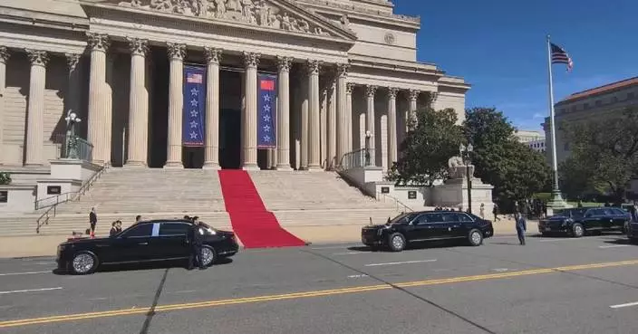 Xi, Peng Liyuan visit US National Archives with Trump, his wife