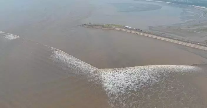 Spectacular tidal bore on Qiantang River wows viewers