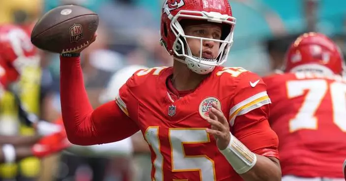 Kenneth Walker III has 2 TDs as Chiefs beat Dolphins 24-10 after De'Von Achane exits with injury