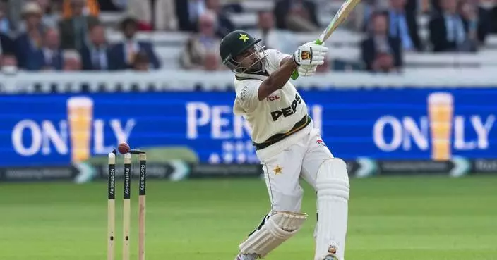Coach Hesson says Pakistan players are more used to the 'chaos' than he is