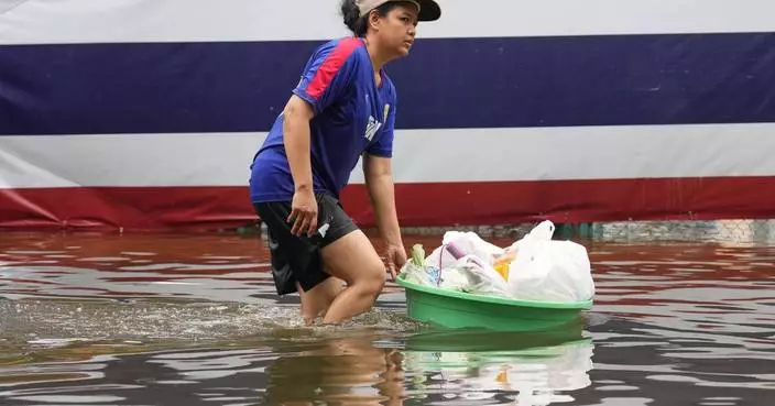 Rain eases in Bangkok but persistent flooding forces thousands to leave home