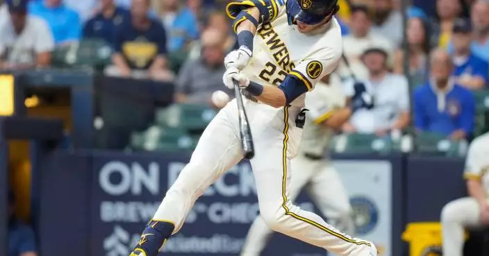 Henderson, Yelich lead Brewers past Cubs for series sweep
