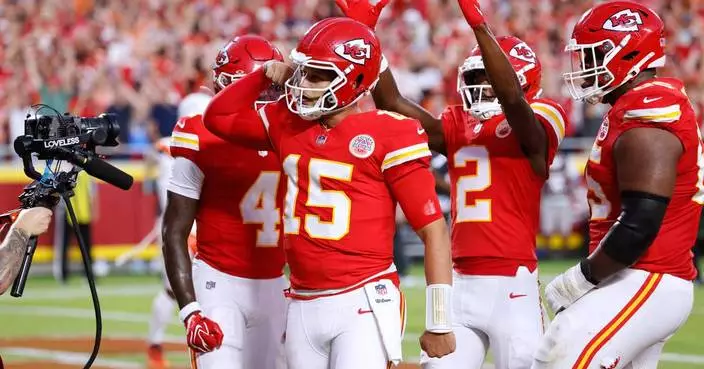 Walker runs all over Denver, Mahomes looks healthy as Chiefs beat up Broncos 31-10