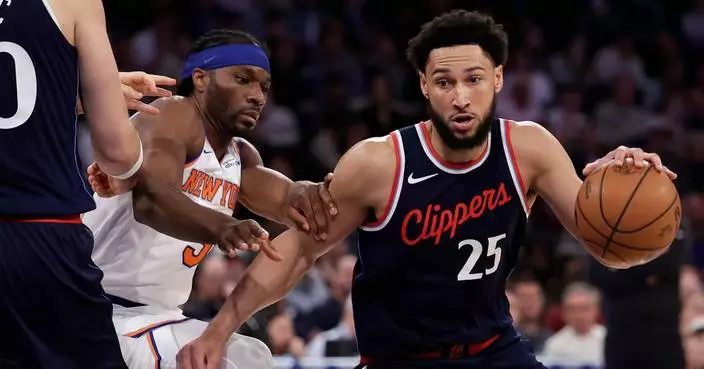 Ben Simmons agrees to a 1-year contract with the Sacramento Kings, AP source says
