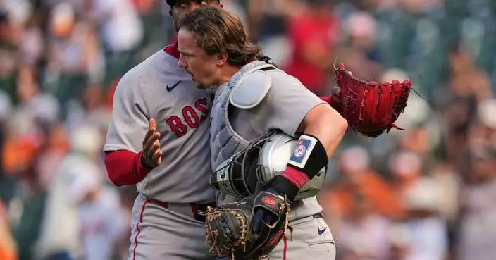 Chapman, Red Sox celebrate his 400th career save as 'special'