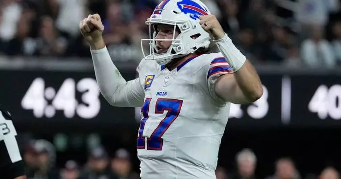 Josh Allen ties Jim Kelly's Bills TD pass record as Buffalo holds off Raiders 33-30