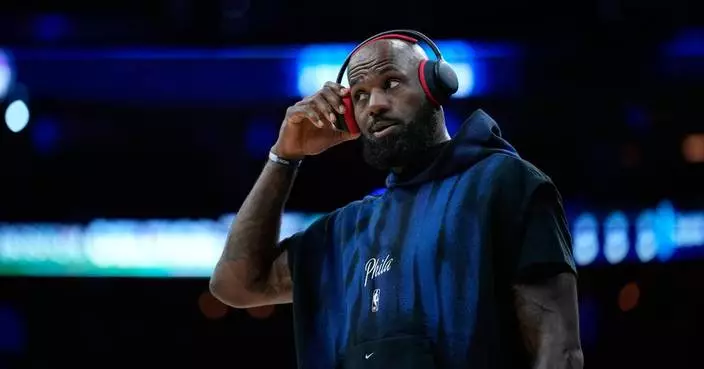 LeBron James tosses chalk, gets 76ers intro for 1st time in Philadelphia in front of roaring fans