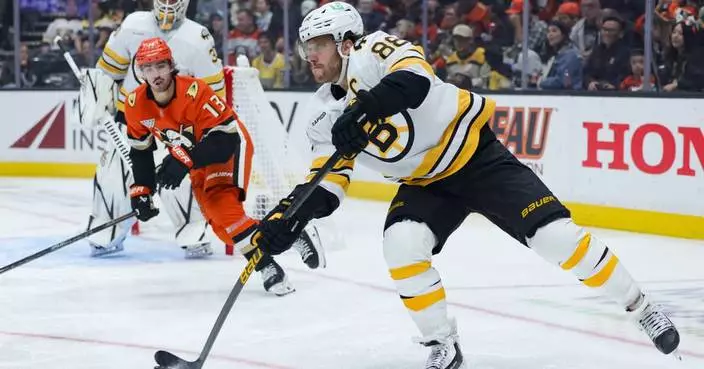 Elias Lindholm's big 3rd period sparks streaking Bruins' comeback for 4-2 win over Ducks