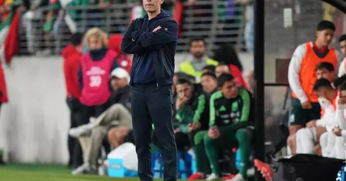 Chile strikes twice after halftime to beat Mexico 2-0. Woes deepen for Márquez